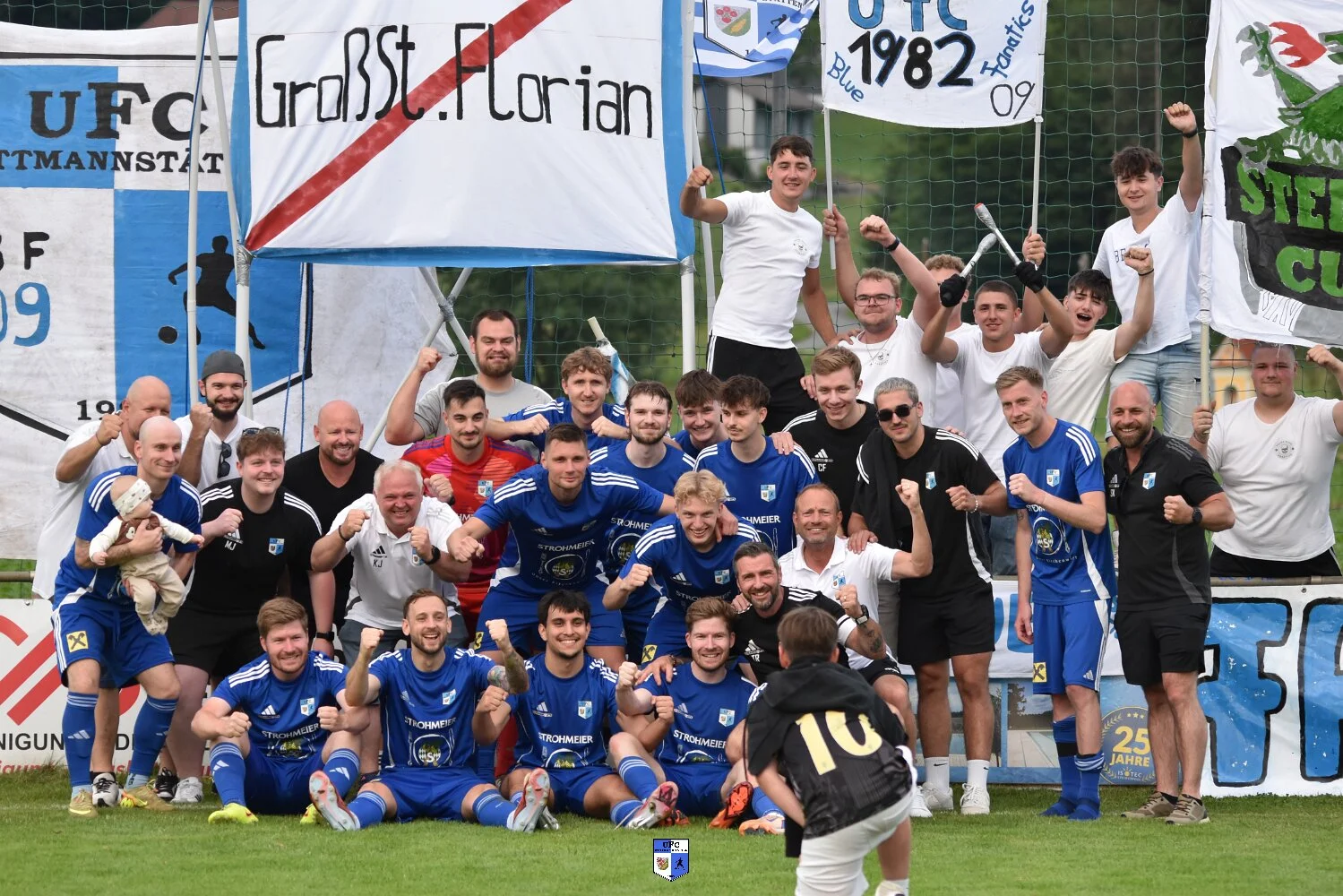 Mannschaft und Fans feiern mit dem Banner UFC 1982